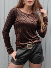 Charger l'image dans la galerie, Haut vintage Adèle - Velours zigzag marron et noir. Taille S, 36, 38. Pierre Cardin. Made in Italy.