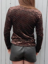 Charger l'image dans la galerie, Haut vintage Adèle - Velours zigzag marron et noir. Taille S, 36, 38. Pierre Cardin. Made in Italy.