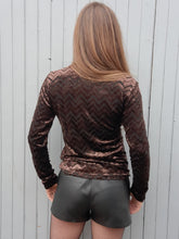 Charger l'image dans la galerie, Haut vintage Adèle - Velours zigzag marron et noir. Taille S, 36, 38. Pierre Cardin. Made in Italy.