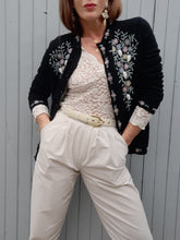 Charger l'image dans la galerie, Cardigan vintage Joséphine - Laine noire brodée de perles. Taille M, 38, 40.