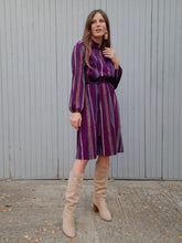 Charger l'image dans la galerie, Robe vintage Camille - Col froufrous. Violette à rayures. Taille S, 36, 38. Atlanta. Made in France