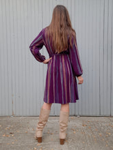 Charger l'image dans la galerie, Robe vintage Camille - Col froufrous. Violette à rayures. Taille S, 36, 38. Atlanta. Made in France