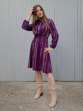 Charger l'image dans la galerie, Robe vintage Camille - Col froufrous. Violette à rayures. Taille S, 36, 38. Atlanta. Made in France