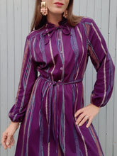 Charger l'image dans la galerie, Robe vintage Camille - Col froufrous. Violette à rayures. Taille S, 36, 38. Atlanta. Made in France