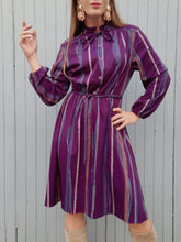 Charger l'image dans la galerie, Robe vintage Camille - Col froufrous. Violette à rayures. Taille S, 36, 38. Atlanta. Made in France
