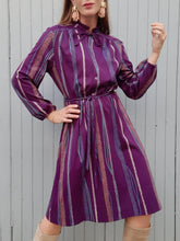 Charger l'image dans la galerie, Robe vintage Camille - Col froufrous. Violette à rayures. Taille S, 36, 38. Atlanta. Made in France