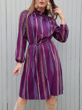 Charger l'image dans la galerie, Robe vintage Camille - Col froufrous. Violette à rayures. Taille S, 36, 38. Atlanta. Made in France