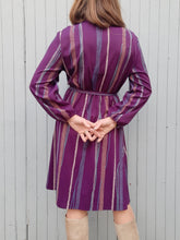 Charger l'image dans la galerie, Robe vintage Camille - Col froufrous. Violette à rayures. Taille S, 36, 38. Atlanta. Made in France