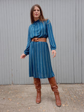 Charger l'image dans la galerie, Robe vintage Renée - Bleu canard, col mao boutonné. Taille M, 38, 40. Christine Laure
