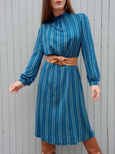 Charger l'image dans la galerie, Robe vintage Renée - Bleu canard, col mao boutonné. Taille M, 38, 40. Christine Laure