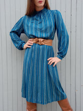 Charger l'image dans la galerie, Robe vintage Renée - Bleu canard, col mao boutonné. Taille M, 38, 40. Christine Laure
