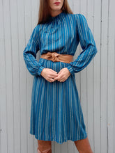 Charger l'image dans la galerie, Robe vintage Renée - Bleu canard, col mao boutonné. Taille M, 38, 40. Christine Laure