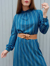 Charger l'image dans la galerie, Robe vintage Renée - Bleu canard, col mao boutonné. Taille M, 38, 40. Christine Laure