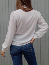 Charger l'image dans la galerie, Chemisier vintage Mathilde - Plastron plissé en V. Taille S, 36, 38. Franck et Fils Paris.