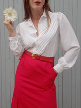 Charger l'image dans la galerie, Chemisier vintage Mathilde - Plastron plissé en V. Taille S, 36, 38. Franck et Fils Paris.