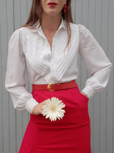Charger l'image dans la galerie, Chemisier vintage Mathilde - Plastron plissé en V. Taille S, 36, 38. Franck et Fils Paris.