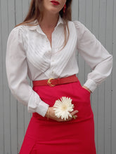 Charger l'image dans la galerie, Chemisier vintage Mathilde - Plastron plissé en V. Taille S, 36, 38. Franck et Fils Paris.