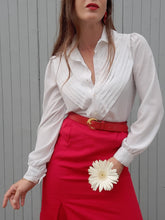 Charger l'image dans la galerie, Chemisier vintage Mathilde - Plastron plissé en V. Taille S, 36, 38. Franck et Fils Paris.