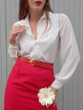Charger l'image dans la galerie, Chemisier vintage Mathilde - Plastron plissé en V. Taille S, 36, 38. Franck et Fils Paris.
