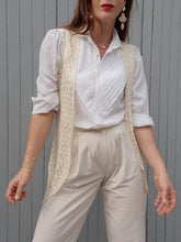 Charger l'image dans la galerie, Chemisier vintage Mathilde - Plastron plissé en V. Taille S, 36, 38. Franck et Fils Paris.
