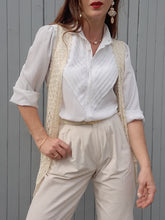 Charger l'image dans la galerie, Chemisier vintage Mathilde - Plastron plissé en V. Taille S, 36, 38. Franck et Fils Paris.