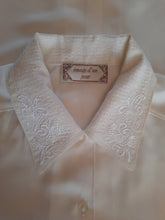 Charger l'image dans la galerie, Chemisier vintage Caroline - Col et poche brodés. Taille L, 40, 42. Image d'un jour. Made in France.
