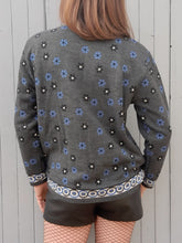 Charger l'image dans la galerie, Cardigan vintage Anouchka - Gris à fleurs bleues & blanches. Taille L, 40, 42. Cality Styl. Made in France.