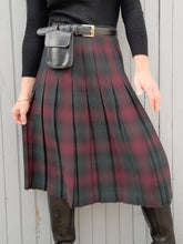 Charger l'image dans la galerie, Jupe vintage Bonnie - Plissé Écossais vert et bordeaux. Taille S, 36, 38. Saint Michael. Made in the U.K