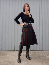 Charger l'image dans la galerie, Jupe vintage Bonnie - Plissé Écossais vert et bordeaux. Taille S, 36, 38. Saint Michael. Made in the U.K