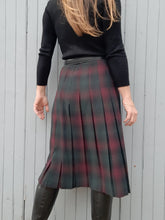 Charger l'image dans la galerie, Jupe vintage Bonnie - Plissé Écossais vert et bordeaux. Taille S, 36, 38. Saint Michael. Made in the U.K