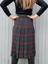 Charger l'image dans la galerie, Jupe vintage Bonnie - Plissé Écossais vert et bordeaux. Taille S, 36, 38. Saint Michael. Made in the U.K