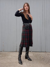 Charger l'image dans la galerie, Jupe vintage Bonnie - Plissé Écossais vert et bordeaux. Taille S, 36, 38. Saint Michael. Made in the U.K