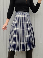 Charger l'image dans la galerie, Jupe vintage Camille - Plissé Ecossais bleu marine et blanc. Taille S, 36, 38.