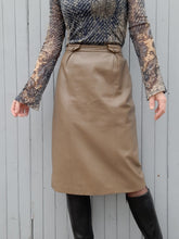 Charger l'image dans la galerie, Jupe vintage Beth - Cuir marron glacé. Taille M, 38, 40. Beaune création fourrure Limoges.