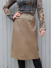 Charger l'image dans la galerie, Jupe vintage Beth - Cuir marron glacé. Taille M, 38, 40. Beaune création fourrure Limoges.