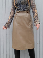 Charger l'image dans la galerie, Jupe vintage Beth - Cuir marron glacé. Taille M, 38, 40. Beaune création fourrure Limoges.