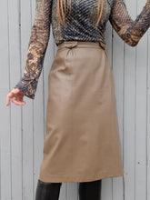 Charger l'image dans la galerie, Jupe vintage Beth - Cuir marron glacé. Taille M, 38, 40. Beaune création fourrure Limoges.
