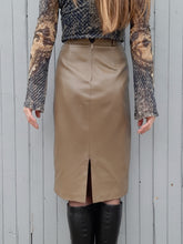 Charger l'image dans la galerie, Jupe vintage Beth - Cuir marron glacé. Taille M, 38, 40. Beaune création fourrure Limoges.