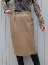 Charger l'image dans la galerie, Jupe vintage Beth - Cuir marron glacé. Taille M, 38, 40. Beaune création fourrure Limoges.
