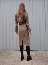 Charger l'image dans la galerie, Jupe vintage Beth - Cuir marron glacé. Taille M, 38, 40. Beaune création fourrure Limoges.