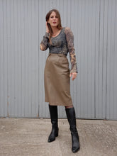 Charger l'image dans la galerie, Jupe vintage Beth - Cuir marron glacé. Taille M, 38, 40. Beaune création fourrure Limoges.