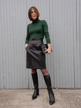 Charger l'image dans la galerie, Jupe vintage Avril - Cuir noir. Taille S, 36, 38. La Richarde. Made in France