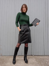Charger l'image dans la galerie, Jupe vintage Avril - Cuir noir. Taille S, 36, 38. La Richarde. Made in France