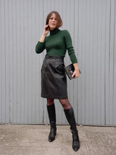 Charger l'image dans la galerie, Jupe vintage Avril - Cuir noir. Taille S, 36, 38. La Richarde. Made in France