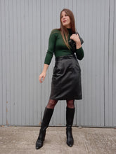 Charger l'image dans la galerie, Jupe vintage Avril - Cuir noir. Taille S, 36, 38. La Richarde. Made in France