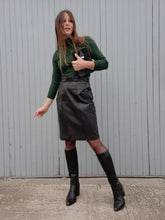 Charger l'image dans la galerie, Jupe vintage Avril - Cuir noir. Taille S, 36, 38. La Richarde. Made in France