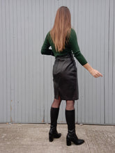 Charger l'image dans la galerie, Jupe vintage Avril - Cuir noir. Taille S, 36, 38. La Richarde. Made in France