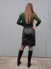 Charger l'image dans la galerie, Jupe vintage Avril - Cuir noir. Taille S, 36, 38. La Richarde. Made in France
