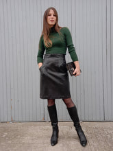 Charger l'image dans la galerie, Jupe vintage Avril - Cuir noir. Taille S, 36, 38. La Richarde. Made in France