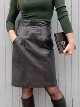 Charger l'image dans la galerie, Jupe vintage Avril - Cuir noir. Taille S, 36, 38. La Richarde. Made in France